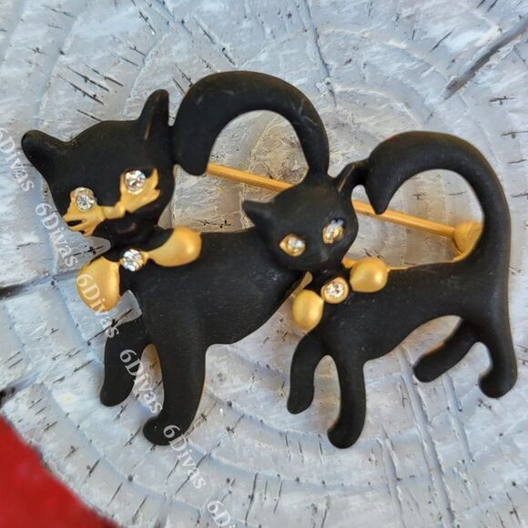 𝅺TWO Black Kittens in Gold tinge Bow Tie Brooch Pin - Picture 2 of 8